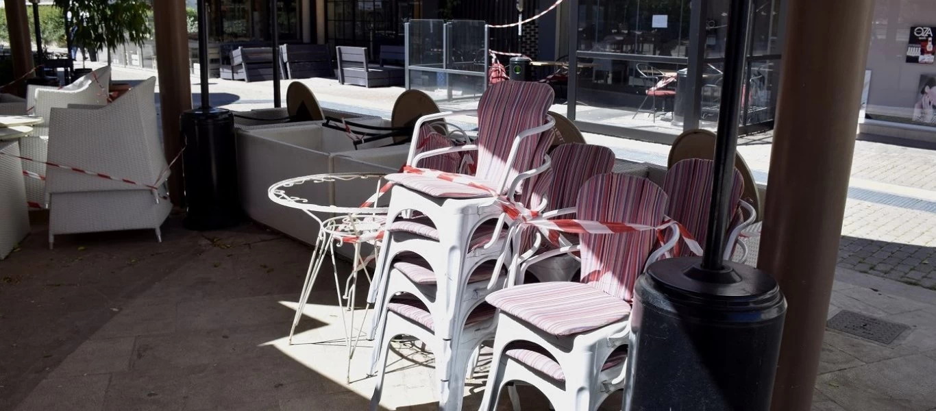 Η κυβέρνηση «καταπολεμάει» την πανδημία βάζοντας... νέες απαγορεύσεις & πρόστιμα σε καφετέριες και take away